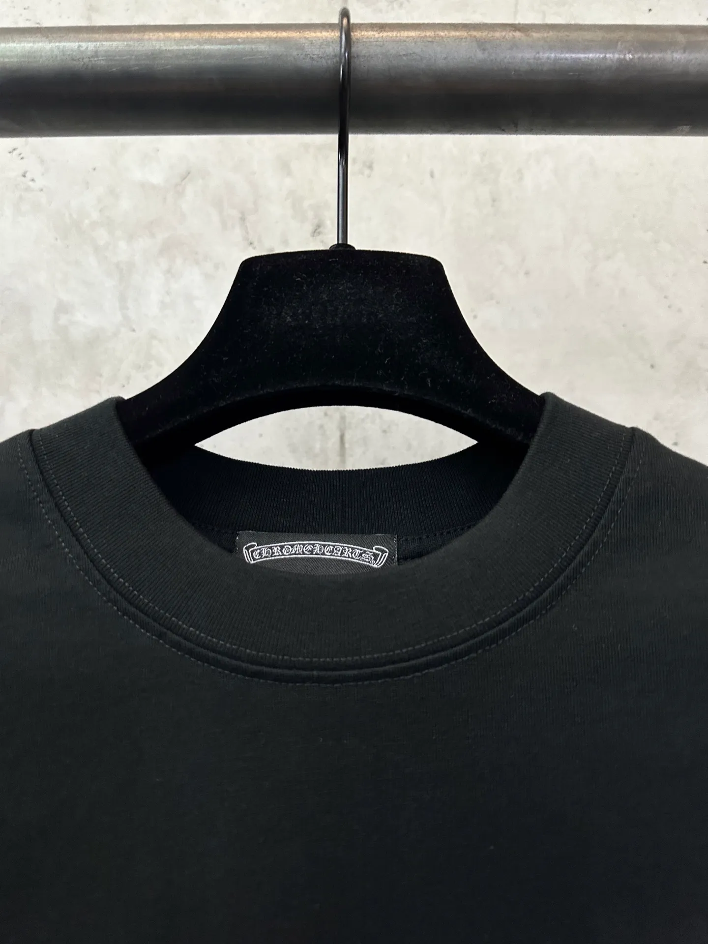 P300 Chrome Hearts 25ss flocked logo letter round neck long-sleeved T-shirt. Fabric is high-definition, super heavyweight cotton, double yarn compact Xinjiang cotton. Weight: 320 grams. Clean cloth surface. Clear cloth texture. Tight feel. Stiff. High color fastness. No deformation. No discoloration. Customized hardware. Thread. Accessories. Alignment. Same style for men and women. -Color: Black White -Size: XS S M L